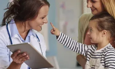儿科执业护士与小病人微笑