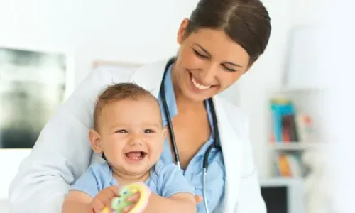儿科执业护士微笑与婴儿病人预约